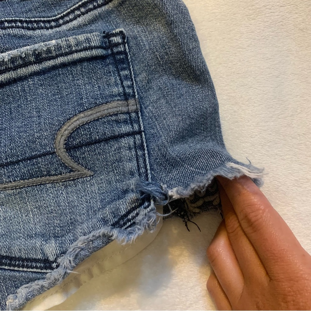 American Eagle Outfitters Women's Distressed Blue Jean Shorts Sz 6 - Picture 4 of 4